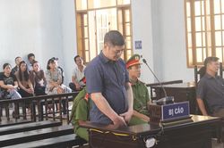 Mâu thuẫn trong làm ăn, mang xăng đốt nhà đối tác