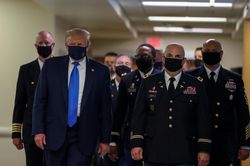 Tổng thống Trump lần đầu công khai đeo khẩu trang