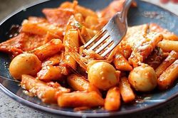 Học làm Tokbokki xào trứng cút đúng chất Hàn