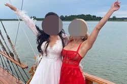 Bị ném đá vì mặc váy sexy, nổi hơn cô dâu trong đám cưới