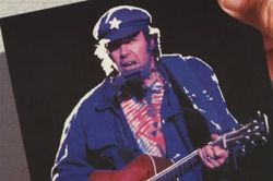 'Rockin' In The Free World' của Neil Young: Ca khúc nóng hổi của chính trường
