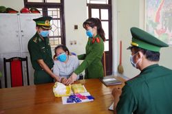 Bắt giữ một phụ nữ vận chuyển 12.000 viên ma túy tổng hợp
