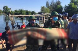 Tìm thấy thi thể cháu bé mất tích trong vụ tàu câu mực bị đâm chìm