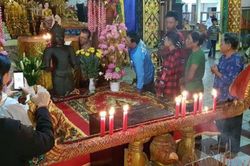 Hàng trăm người thắp hương bức tượng đá gãy tay chân
