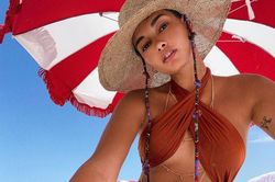 Siêu mẫu Brazil 'giải nhiệt' nắng hè với bikini lạ mắt