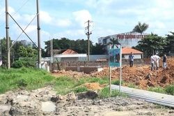 Xe trộn bê tông vướng dây điện cao thế, cả thành phố mất điện