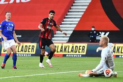 Leicester thua thảm Bournemouth, fan MU reo vui