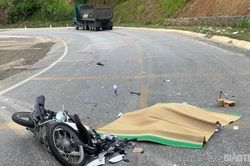 Va chạm với xe ôtô đầu kéo, một phụ nữ nước ngoài tử vong