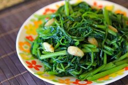 Những người mắc bệnh này tuyệt đối không được ăn rau muống xào hay luộc