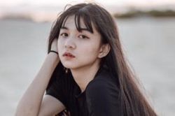 Nữ sinh Bình Thuận khiến bao người xao xuyến với khoảnh khắc mải mê làm toán trong giờ ra chơi