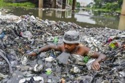 Mình trần dọn rác thải ngập ngụa dưới dòng kênh đen kịt bốc mùi hôi thối