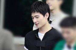 'Ca ca tràn đầy sức sống' chính thức ghi hình: Dương Dương tỏa sáng với tạo hình đơn giản, trẻ đẹp như trai 18