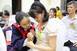 Học sinh Hưng Yên ghi dấu trưởng thành với thông điệp ý nghĩa từ nến và hoa hồng