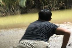 Cảnh sát ngâm mình dưới bùn, phá sới bạc giữa đầm lầy