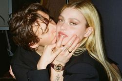 Brooklyn Beckham khoe nhẫn đính hôn kim cương