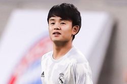 Kubo tung cú trivela vào lưới từ phía sau khung thành