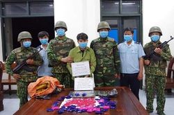 Hà Tĩnh: Bắt giữ đối tượng đang vận chuyển 6 bánh heroin và 7.600 viên ma túy