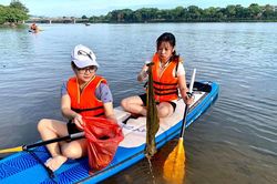 Chèo thuyền nhặt rác làm sạch dòng sông di sản