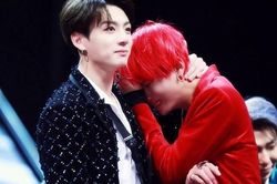 ARMY cảm động trước biểu cảm của BTS khi thấy V khóc
