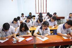 Tung học bổng 'chiêu dụ' thí sinh