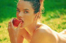 Alessandra Ambrosio quyến rũ như nàng thơ trong ảnh bán nude