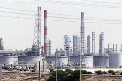OPEC+ xem xét tăng sản lượng khai thác dầu