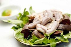Lòng lợn nhiều người thích nhưng không phải ai cũng biết tuyệt chiêu chọn lòng ngon, cách luộc chín tới - giòn sật sật này
