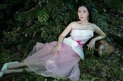 'Nàng thơ xứ Huế' Ngọc Trân cuốn hút với nét mơ màng trong loạt váy áo e ấp