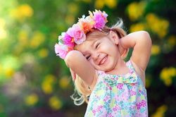 Chụp ảnh cho bé gái sợ người lạ, nhiếp ảnh gia 'chơi chiêu siêu lầy' khiến dân mạng cười thả ga