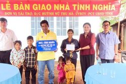Phó Chủ tịch UBND tỉnh Huỳnh Nữ Thu Hà trao nhà tình nghĩa cho 2 hộ nghèo huyện Đak Đoa
