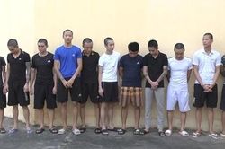 Bắt tạm giam 11 đối tượng dùng hung khí nguy hiểm gây rối TTCC