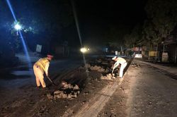Truy tìm xe tải đổ bùn đất trên đường Hồ Chí Minh