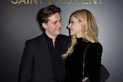 Hôn lễ của Brooklyn Beckham: Cha cô dâu lo chi phí, mẹ chú rể thiết kế váy cưới