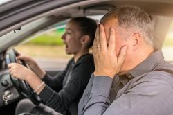 Ông bố bị bắt vì để con gái tiểu học lái ôtô