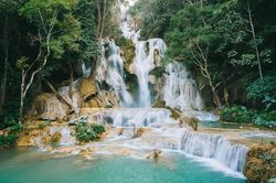 Thác trăm tầng màu xanh ngọc bích tuyệt đẹp ở Lào