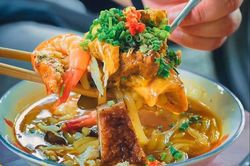 Bánh canh cua, hoành thánh lá và loạt món hút khách ở TP.HCM