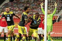 MU 2-2 Southampton: Đòn đau phút cuối