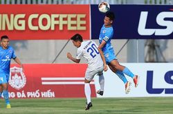 Trọng tài nương tay, kịch tính tăng cao ở giải hạng nhất