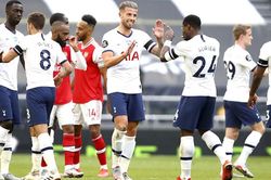 Đánh bại Arsenal chẳng khiến Tottenham hạnh phúc