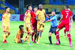 V-League 'đánh bạc' với trọng tài