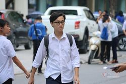 Phụ huynh cầm ô che nắng cho con thi chuyên ở Hà Nội