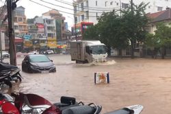 Đà Lạt ngập như sông, nước chảy cuồn cuộn sau mưa lớn