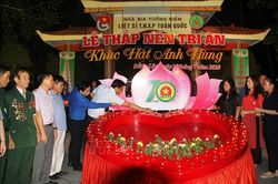 Thắp nến tri ân Liệt sĩ Thanh niên xung phong tại Ngã ba Đồng Lộc