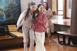 Mới đẻ đã phải dậy nấu cơm, em ức chế đổ ụp bát canh và được mẹ chồng gọi xe đưa về nhà ngoại, lời bà nói sau đó khiến nàng dâu phục sát đất