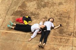 Bộ ảnh 'vật vờ mọi lúc mọi nơi' của đôi bạn thân Bình Phước sau khi thi xong gây 'bão' CĐM