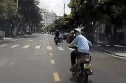 Bốc đầu xe máy 'làm màu' trước 2 cô gái, thanh niên nhận cái kết xấu hổ giữa phố