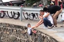 Cha liều lĩnh đu đưa cậu con trai bên rìa đường núi dốc đứng, thái độ người xung quanh càng gây bức xúc
