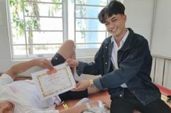 Phải nằm viện đúng ngày bế giảng năm học, nam sinh được bạn thân mang quà và giấy khen đến tận giường bệnh trao tặng