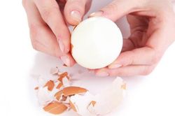 Chỉ một mẹo nhỏ trứng luộc sẽ cực dễ bong vỏ khi chạm vào