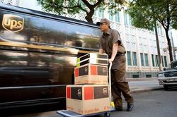 UPS đầu tư hơn 1 tỷ USD vào nhiên liệu thay thế, phương tiện vận chuyển tiên tiến